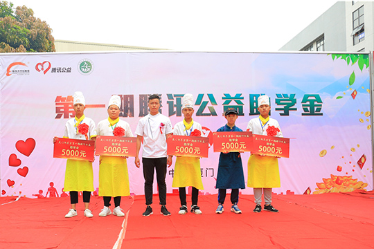 �����¶������ѧУ��һ����Ѷ������ѧ�𷢷���ʽů��ʢ��