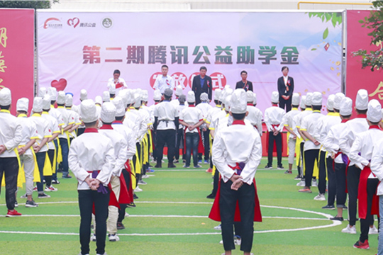 �ж��ڣ�Ϊ���������������¶������ѧУ�ڶ�����Ѷ������ѧ��