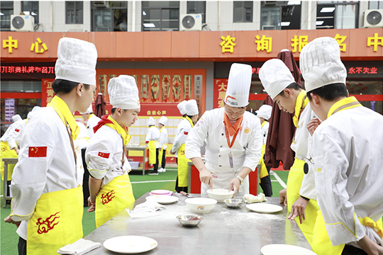 Ԫ���ڰ���Բ