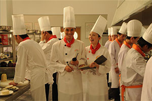 ��ʦ��ְ������ʱ��զ��HR̸нˮ�������¶���Ϊ��֧��