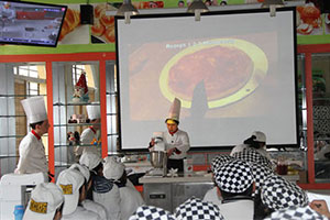 �¶����ܳ�ѧ���ѵϷ�Уչ����