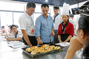 ���ָ��쵼����У�ιۿ���