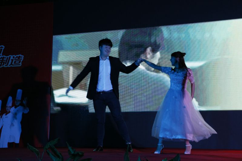 �����¶����׽�У԰�Ļ��ڱ�Ļʽ�߰佱��������