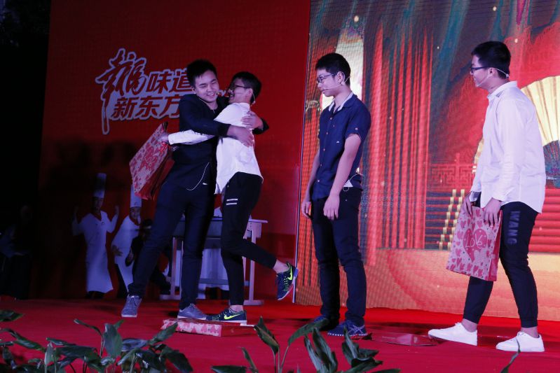 �����¶����׽�У԰�Ļ��ڱ�Ļʽ�߰佱��������