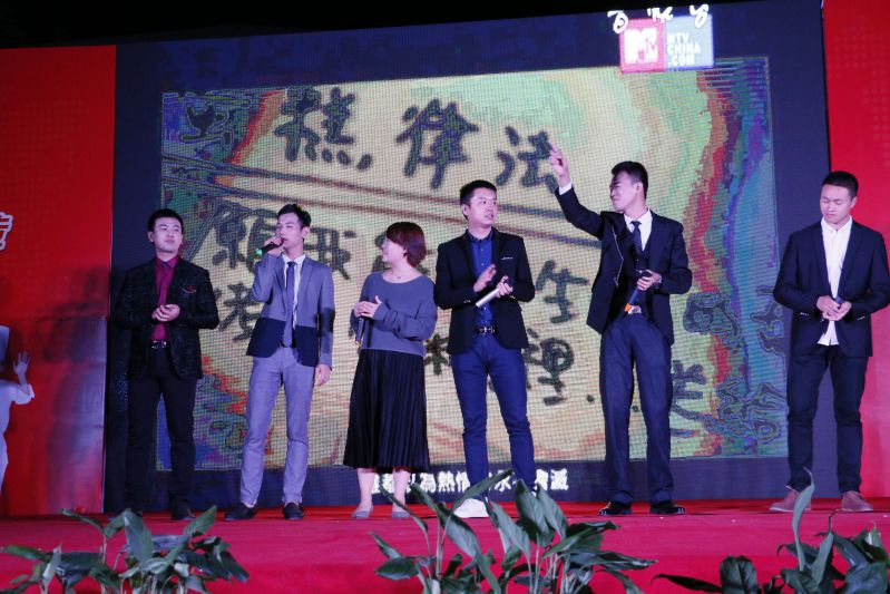 �����¶����׽�У԰�Ļ��ڱ�Ļʽ�߰佱��������