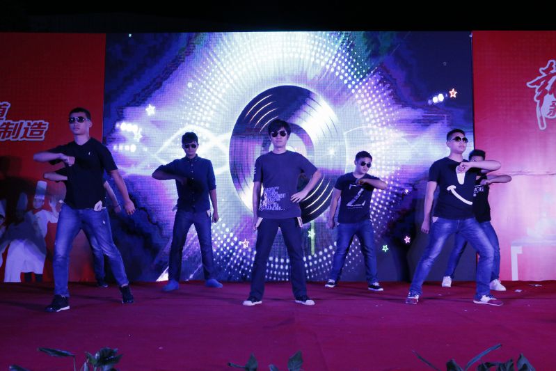 �����¶����׽�У԰�Ļ��ڱ�Ļʽ�߰佱��������