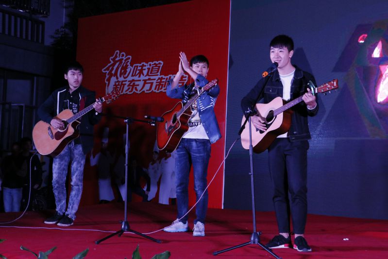 �����¶����׽�У԰�Ļ��ڱ�Ļʽ�߰佱��������