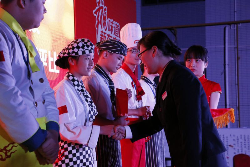 �����¶����׽�У԰�Ļ��ڱ�Ļʽ�߰佱��������