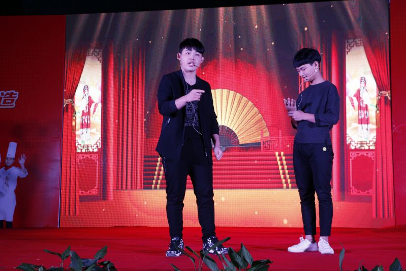 �����¶����׽�У԰�Ļ��ڱ�Ļʽ�߰佱��������