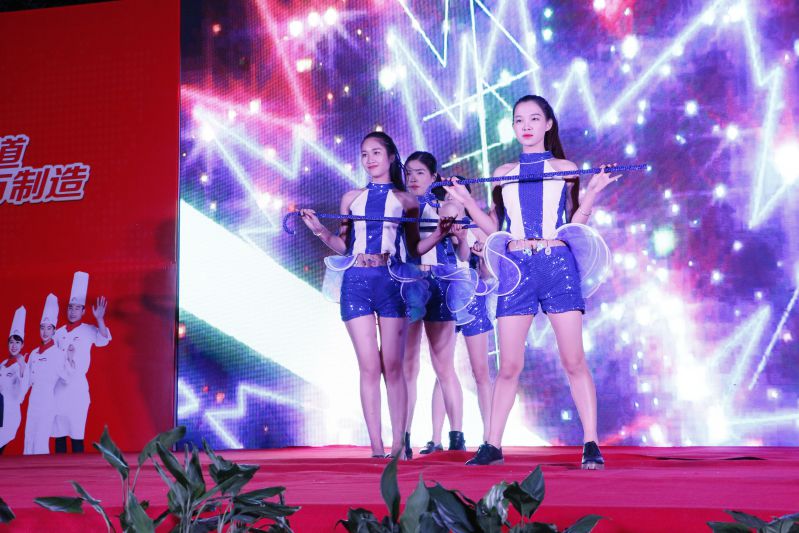 �����¶����׽�У԰�Ļ��ڱ�Ļʽ�߰佱��������