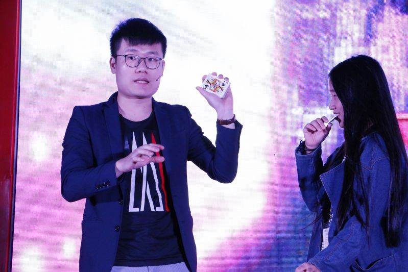 �����¶����׽�У԰�Ļ��ڱ�Ļʽ�߰佱��������