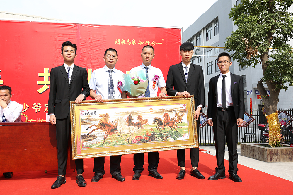 �ж�ĸУ �﷫�𺽣�