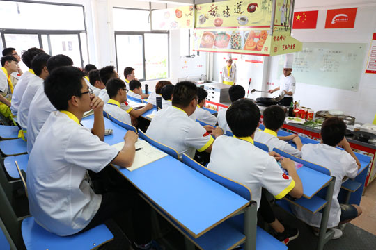 �׽컪�˳�ʦ�����𽱻�����Ŵ�ʦ��У�ڿ�