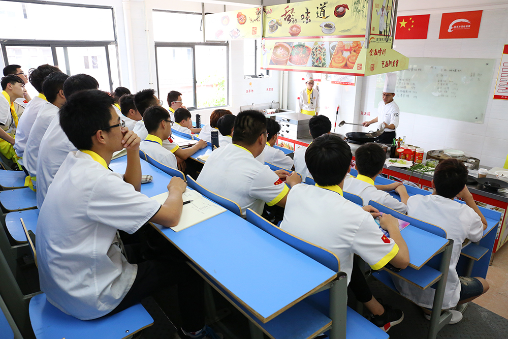 �׽컪�˳�ʦ�����𽱻�����Ŵ�ʦ��У�ڿ�