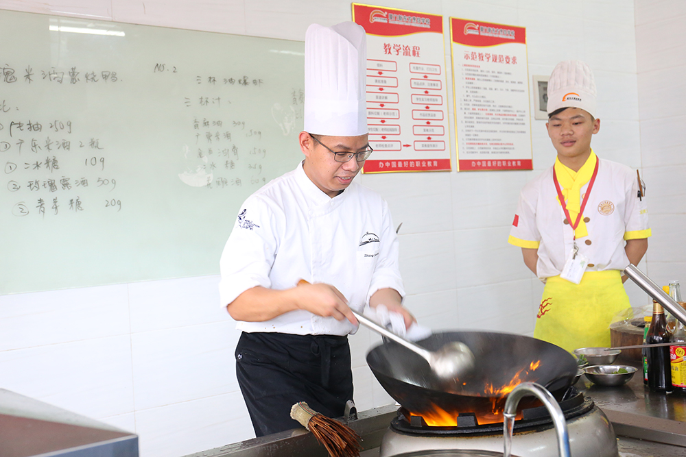 �׽컪�˳�ʦ�����𽱻�����Ŵ�ʦ��У�ڿ�