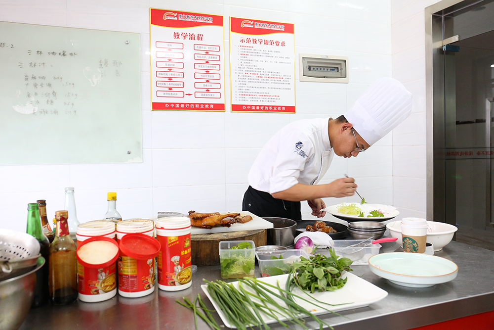 �׽컪�˳�ʦ�����𽱻�����Ŵ�ʦ��У�ڿ�