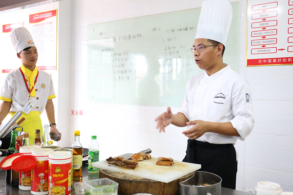 �׽컪�˳�ʦ�����𽱻�����Ŵ�ʦ��У�ڿ�