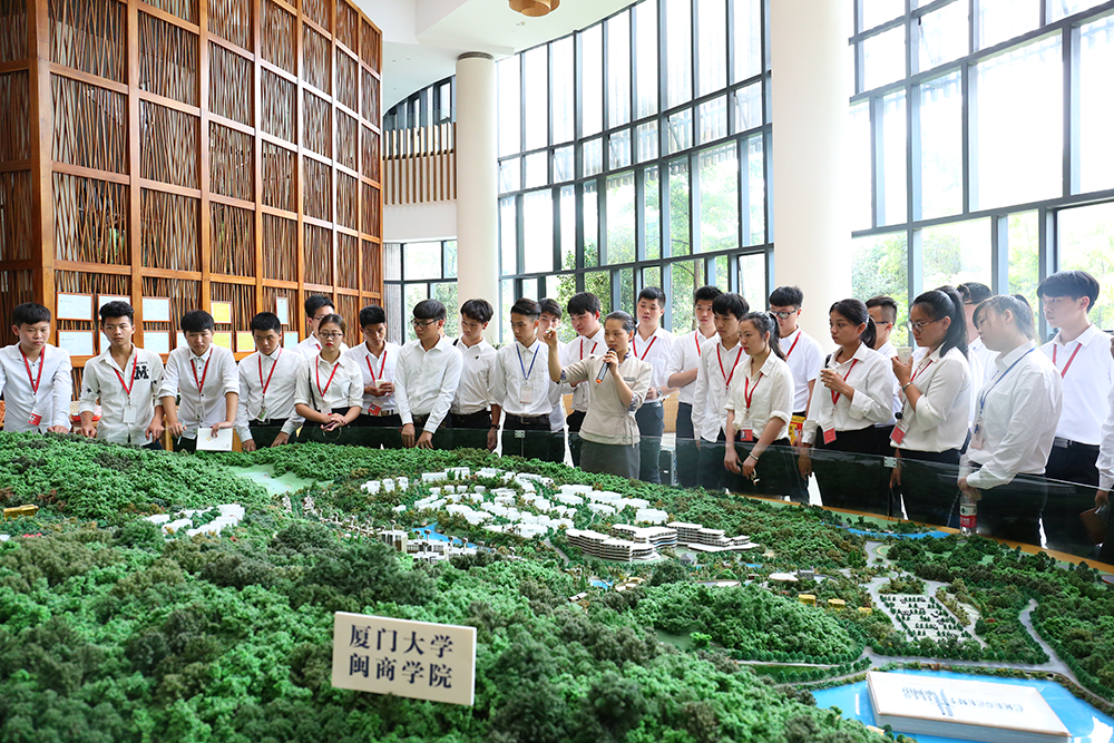 �����¶���ѧ�Ӹ�����ɽ�Ƶ�ι�