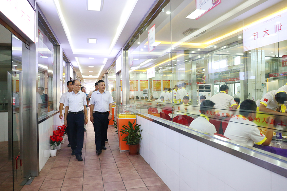 ĵ����չ���Ŷ��³�����һ��ݰ����У����