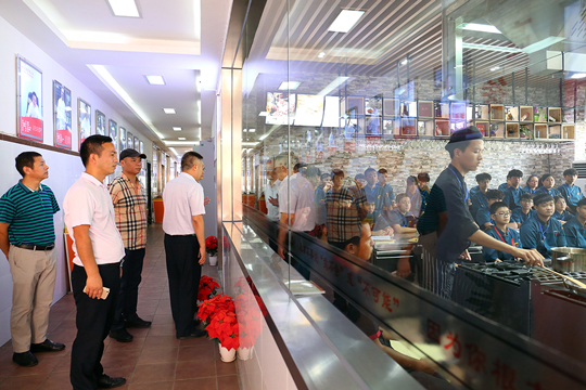 ĵ����չ���Ŷ��³�����һ��ݰ����У����