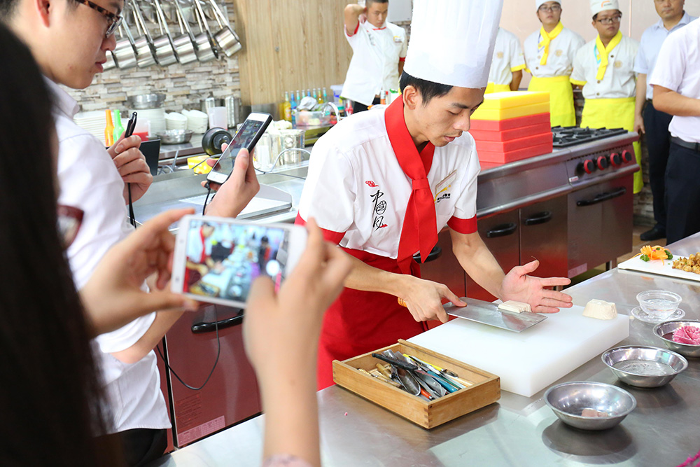 �����µ������߲�ʢ��