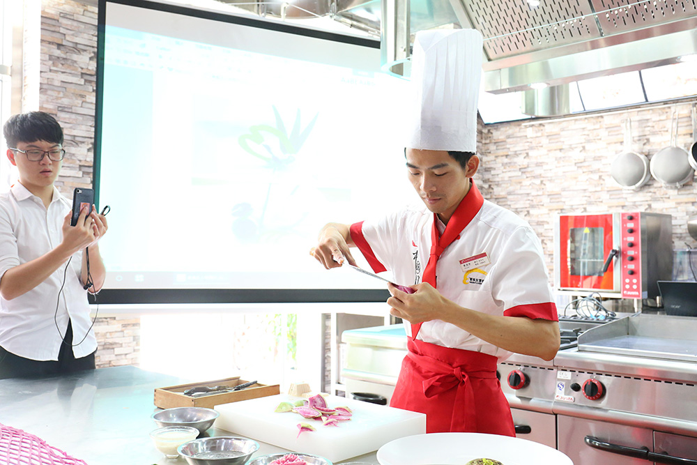 �����µ������߲�ʢ��