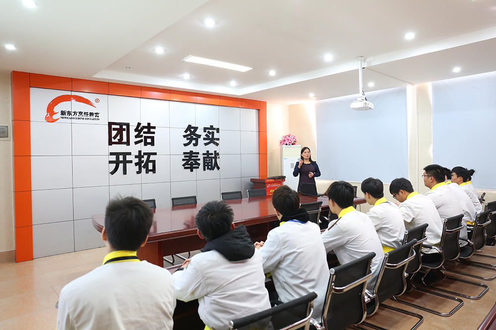 ���������Ǹ���У�������ѧԱ��ѵ