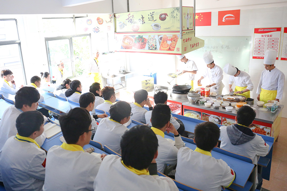 ���������Ǹ���У�������ѧԱ��ѵ