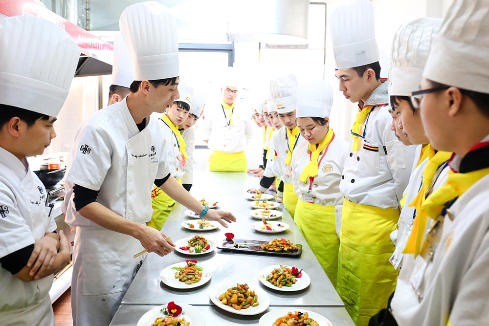 ���������Ǹ���У�������ѧԱ��ѵ