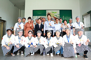 �ҺͰ����и�Լ��ح�¶���ѧ�Ӳι۰���ʳƷ���޹�˾