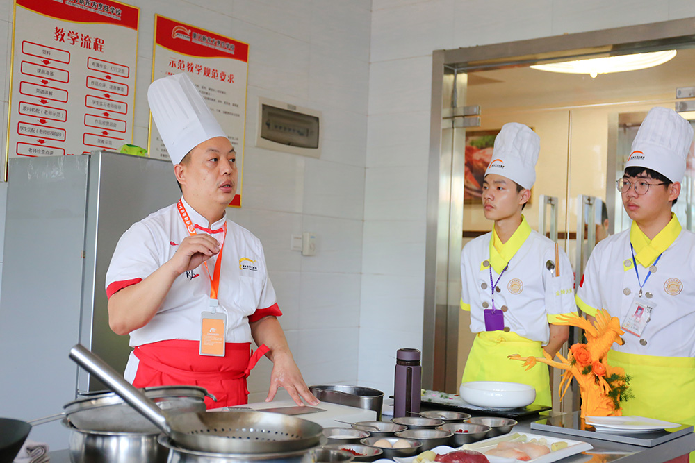 �������� �Ҹ��¶��� �л���ʳ��ѵ��