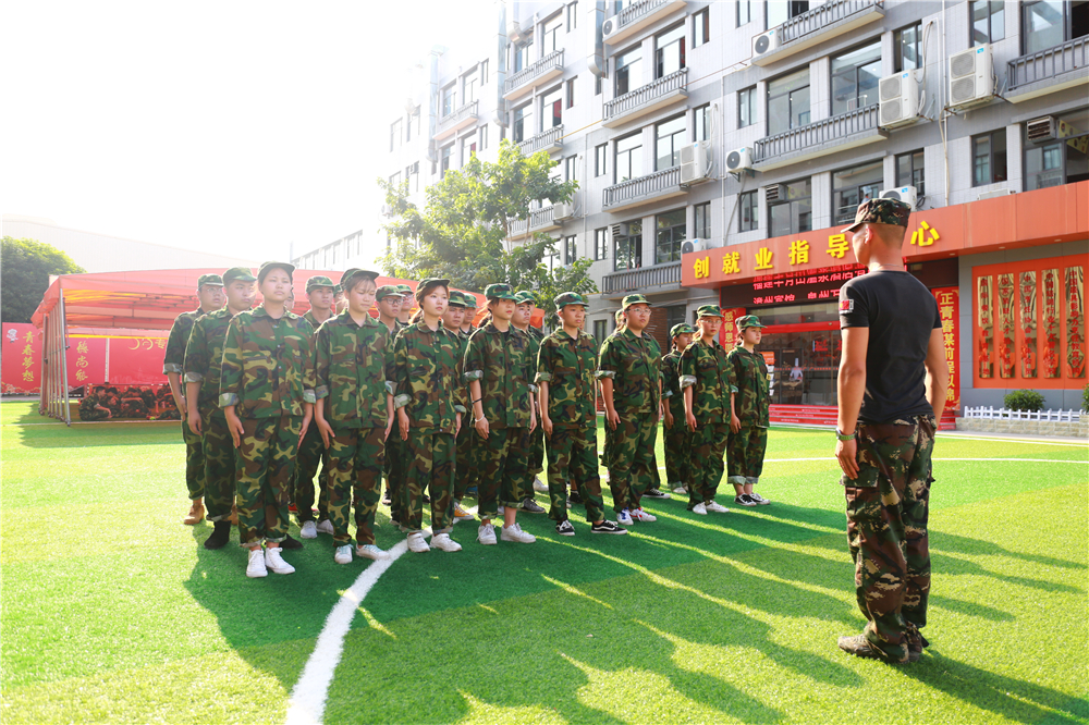 Ӣ���ˬ�������¶������ѧУ������ѵ