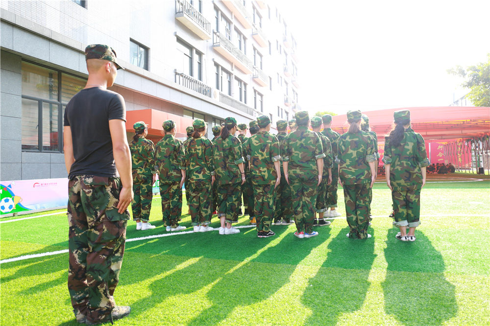 Ӣ���ˬ�������¶������ѧУ������ѵ