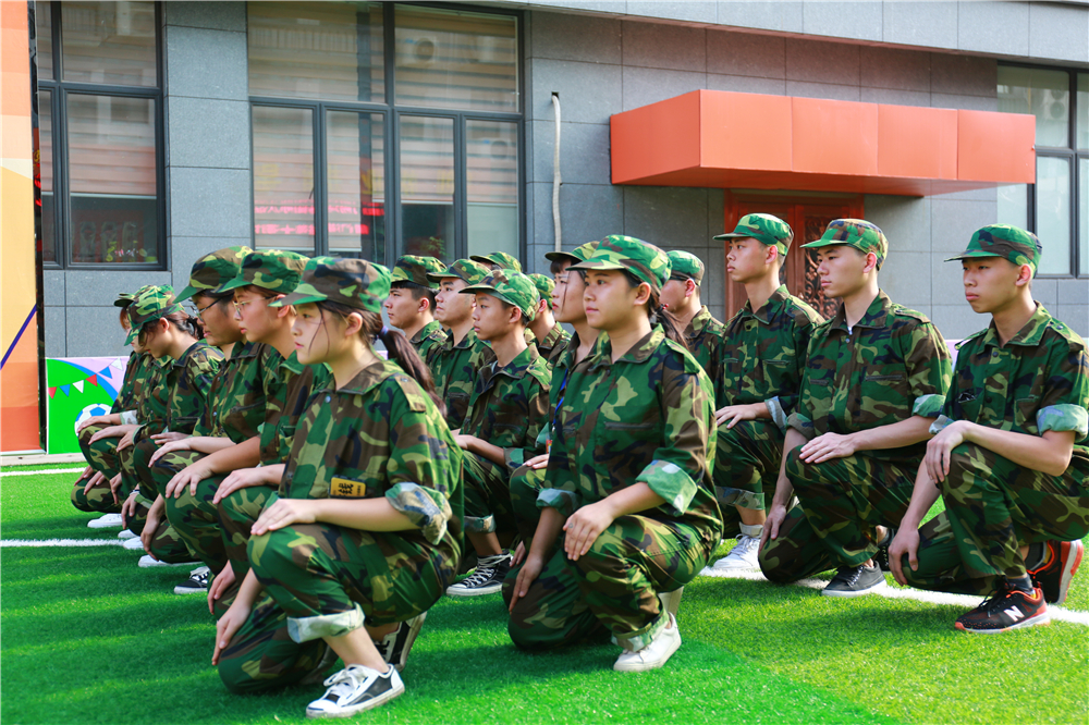 Ӣ���ˬ�������¶������ѧУ������ѵ