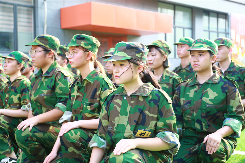 Ӣ���ˬ�������¶������ѧУ������ѵ