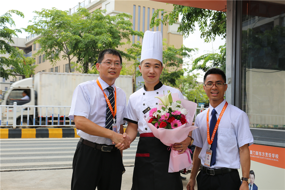 �����ͬ��ح�ɹ�ѧ�ӽ�У԰