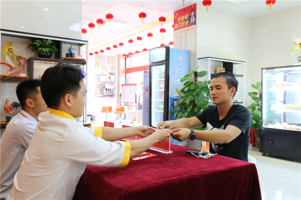 �����ͬ��ح�ɹ�ѧ�ӽ�У԰