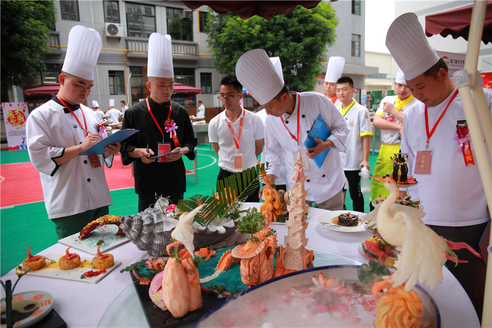 �����¶������ѧУ���δ����¡����³�����ϯ��Ƽ��ܴ���¡�ؾ���