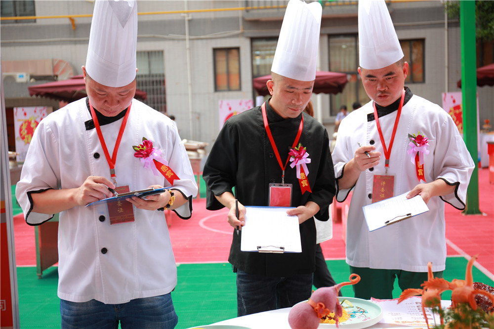 �����¶������ѧУ���δ����¡����³�����ϯ��Ƽ��ܴ���¡�ؾ���