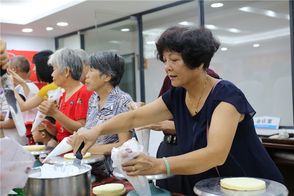 ���а��������¶������ѧУ�����װ���