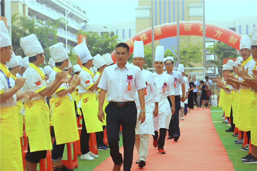 �����¶������ѧУ��Ƹ��ʦǩԼ��У����࿪�����Բ������