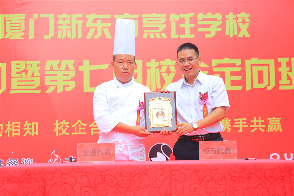 �����¶������ѧУ��Ƹ��ʦǩԼ��У����࿪�����Բ������