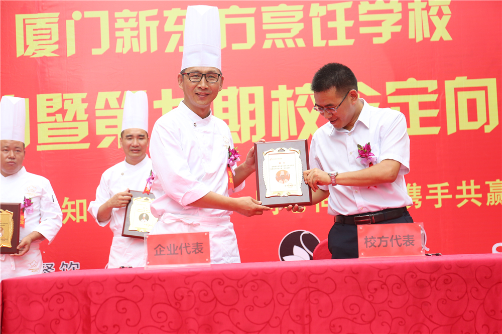 �����¶������ѧУ��Ƹ��ʦǩԼ��У����࿪�����Բ������