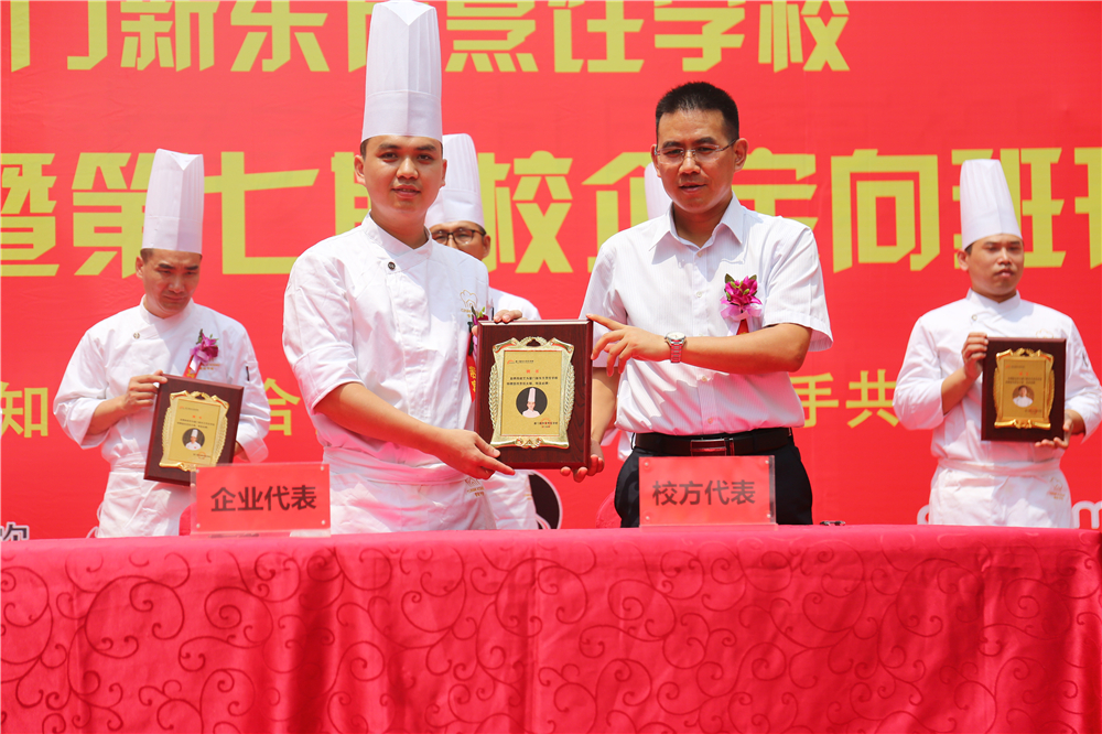 �����¶������ѧУ��Ƹ��ʦǩԼ��У����࿪�����Բ������