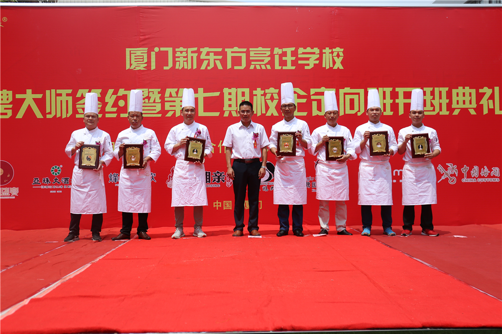 �����¶������ѧУ��Ƹ��ʦǩԼ��У����࿪�����Բ������