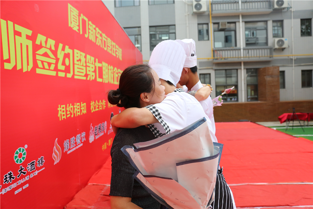 �����¶������ѧУ��Ƹ��ʦǩԼ��У����࿪�����Բ������