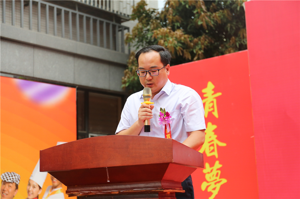 �����¶������ѧУ��Ƹ��ʦǩԼ��У����࿪�����Բ������