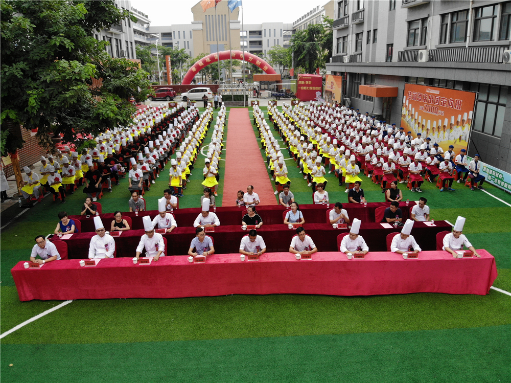 �����¶������ѧУ��Ƹ��ʦǩԼ��У����࿪�����Բ������