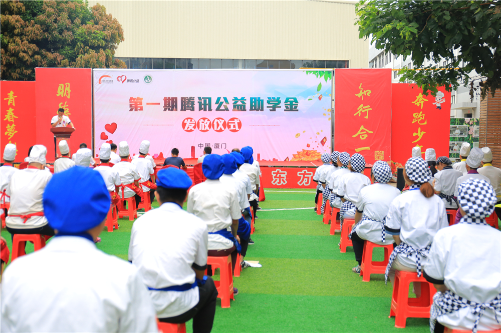 �����¶������ѧУ��һ����Ѷ������ѧ�𷢷���ʽů��ʢ��