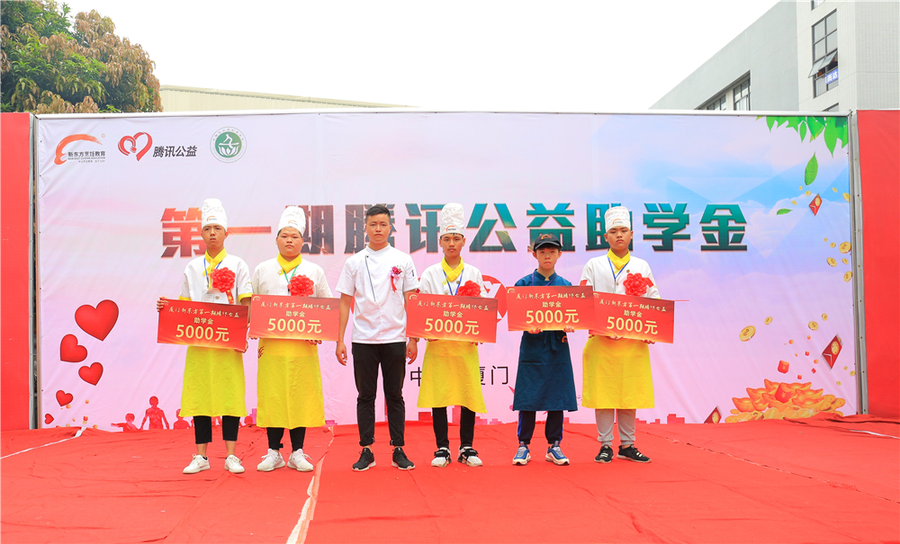 �����¶������ѧУ��һ����Ѷ������ѧ�𷢷���ʽů��ʢ��